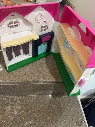 Casa delle bambole rosa e bianca
