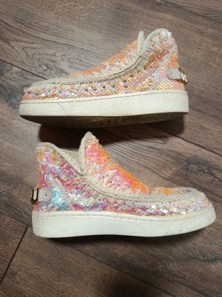 Botas de mujer con lentejuelas doradas y rosas