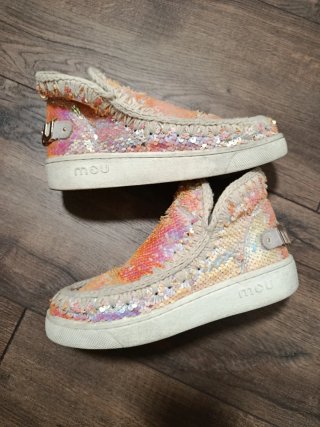 Botas de mujer con lentejuelas doradas y rosas
