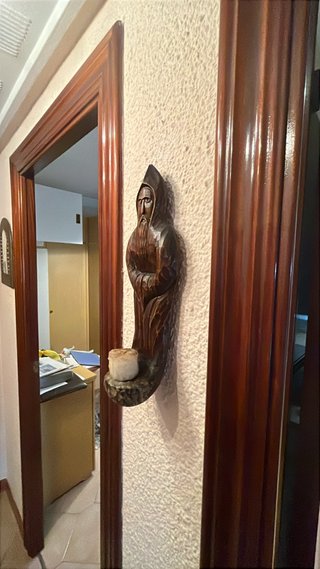 Portavelas de madera tallada para pared