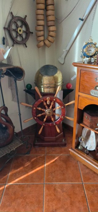 Bitácora antigua de barco con brújula