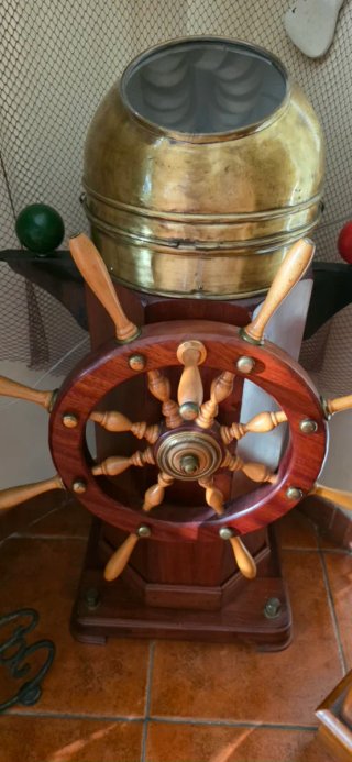 Bitácora antigua de barco con brújula