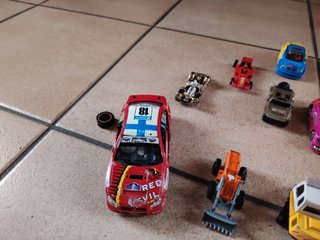 Lotto macchinine: Ford bianca e altre