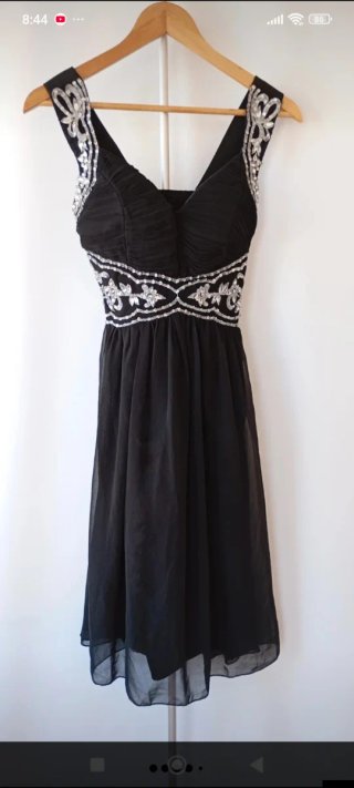 Vestido negro corto con pedrería