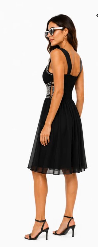 Vestido negro corto con pedrería