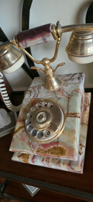 Teléfono antiguo mármol y oro
