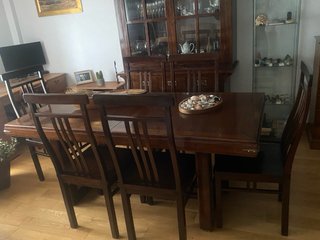 Tavolo e 6 sedie da salotto in legno massello