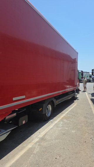 Camion con plataforma elevadora