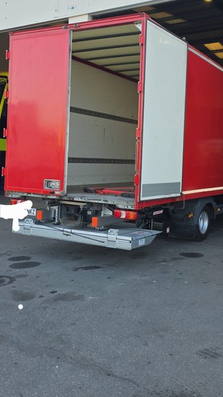 Camion con plataforma elevadora