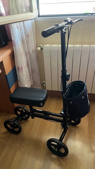 Andador de rodilla con cesta