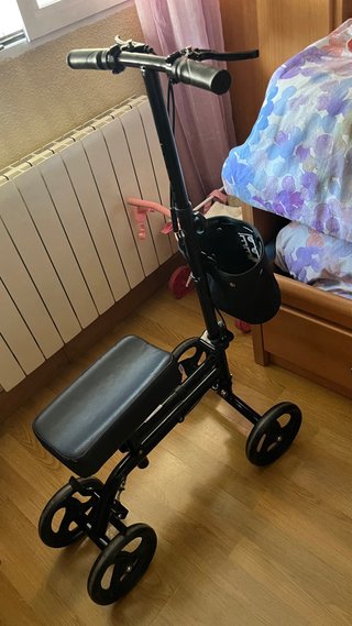 Andador de rodilla con cesta