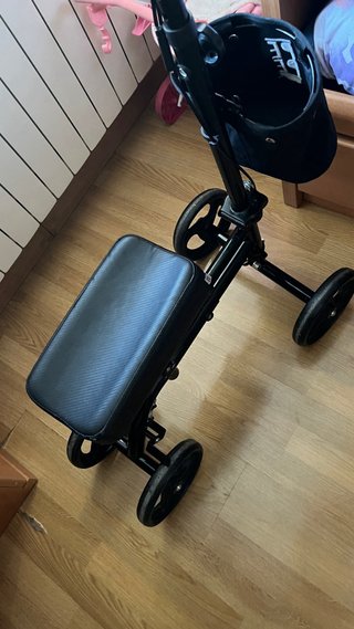Andador de rodilla con cesta