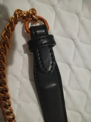 Bolso Negro con Detalle Serpiente Dorado