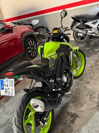 Moto Naked 2023 Negra y Verde