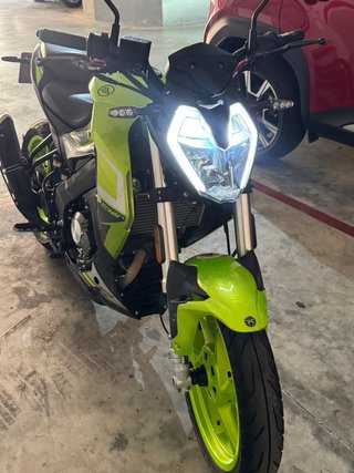 Moto Naked 2023 Negra y Verde