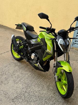 Moto Naked 2023 Negra y Verde