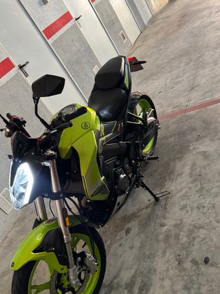 Moto Naked 2023 Negra y Verde