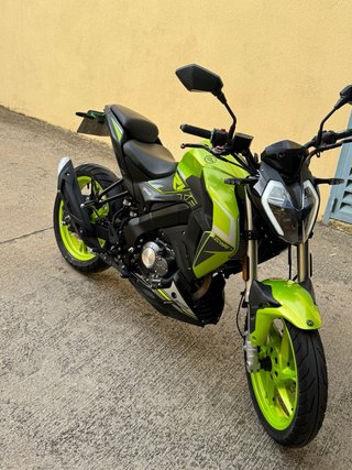 Moto Naked 2023 Negra y Verde