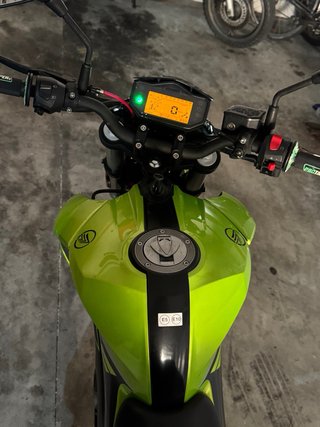 Moto Naked 2023 Negra y Verde