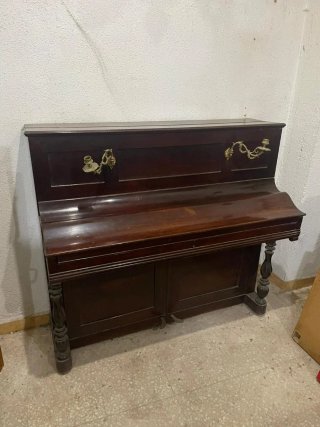 Piano antiguo madera oscura