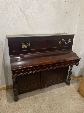 Piano antiguo madera oscura