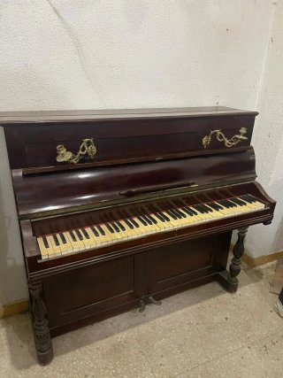 Piano antiguo madera oscura