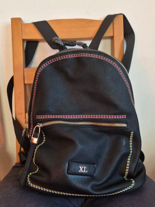 Mochila XL negra con bordados