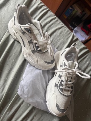 Zapatillas deportivas grises y blancas
