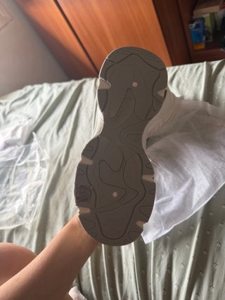 Zapatillas deportivas grises y blancas