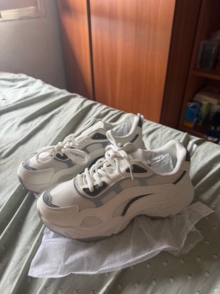 Zapatillas deportivas grises y blancas