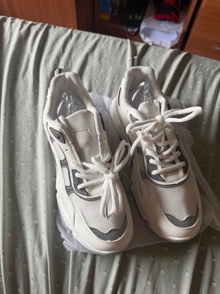 Zapatillas deportivas grises y blancas