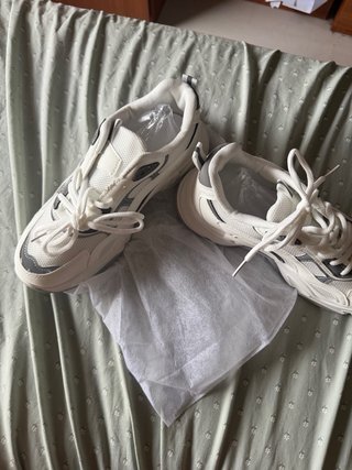 Zapatillas deportivas grises y blancas
