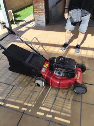 Cortacésped a gasolina rojo
