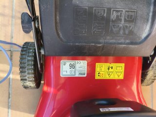 Cortacésped a gasolina rojo