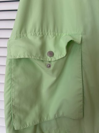 Chubasquero verde con capucha