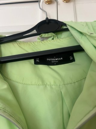 Chubasquero verde con capucha