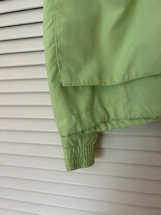 Chubasquero verde con capucha