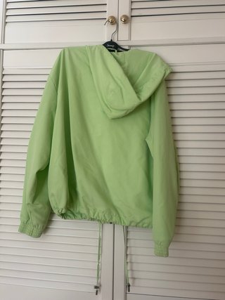 Chubasquero verde con capucha