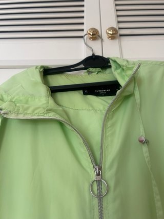 Chubasquero verde con capucha