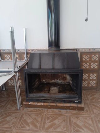 Chimenea metálica negra y gris