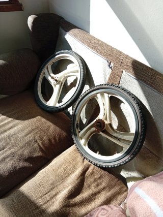 Ruedas de bicicleta blancas