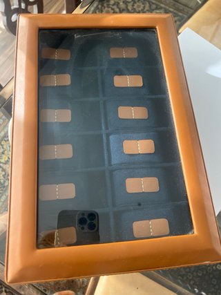 Elegante caja para relojes de cuero marrón