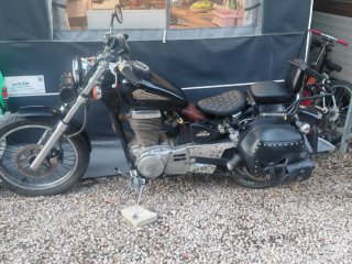 Suzuki Savage 650 Cruiser Negra