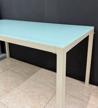 Mesa cristal y metal en blanco