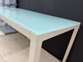 Mesa cristal y metal en blanco