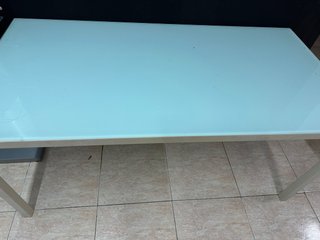 Mesa cristal y metal en blanco