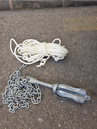 Ancla de barco con cadena y cabo
