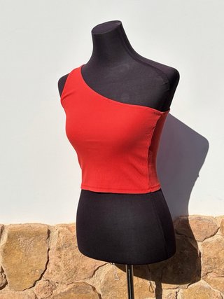 Top Stradivarius asimétrico rojo/coral