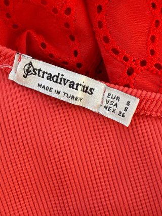 Top Stradivarius asimétrico rojo/coral