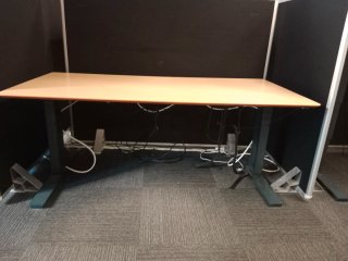 Mesa de escritorio eléctrica beige y gris